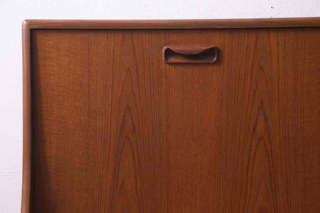 ヴィンテージ家具　チーク材　北欧家具ならではの温かみが魅力的なサイドボード(収納棚、カップボード、リビングボード、ビンテージ)(R-037986)