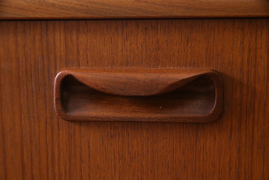 ヴィンテージ家具　チーク材　北欧家具ならではの温かみが魅力的なサイドボード(収納棚、カップボード、リビングボード、ビンテージ)(R-037986)