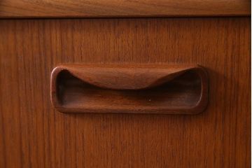 ヴィンテージ家具　チーク材　北欧家具ならではの温かみが魅力的なサイドボード(収納棚、カップボード、リビングボード、ビンテージ)(R-037986)