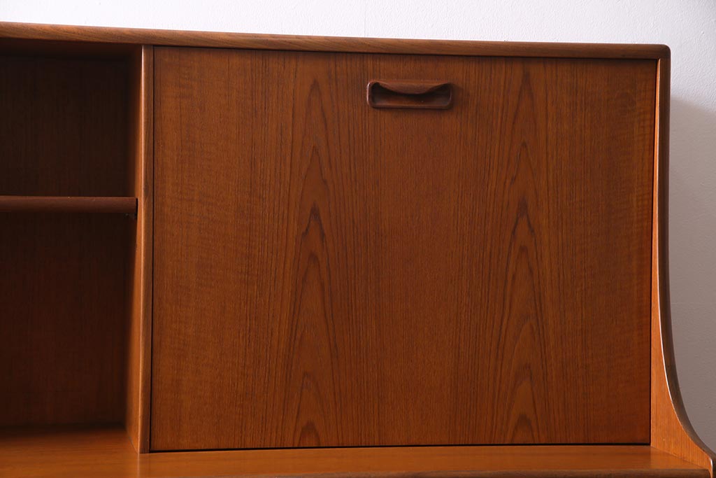 ヴィンテージ家具　チーク材　北欧家具ならではの温かみが魅力的なサイドボード(収納棚、カップボード、リビングボード、ビンテージ)(R-037986)