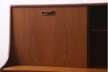 ヴィンテージ家具　チーク材　北欧家具ならではの温かみが魅力的なサイドボード(収納棚、カップボード、リビングボード、ビンテージ)(R-037986)