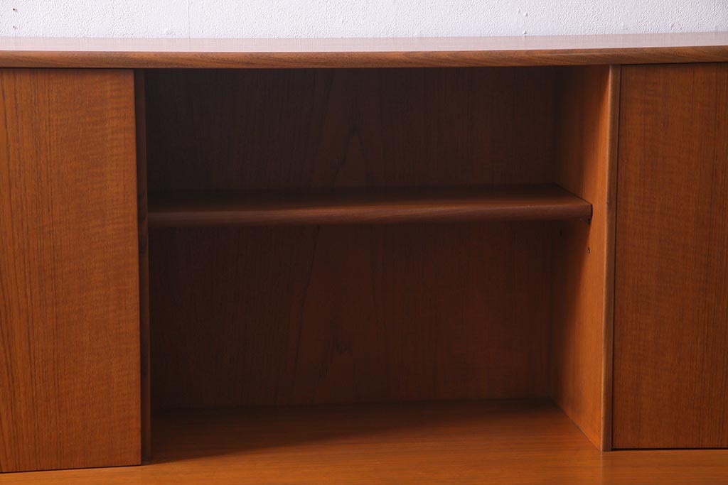 ヴィンテージ家具　チーク材　北欧家具ならではの温かみが魅力的なサイドボード(収納棚、カップボード、リビングボード、ビンテージ)(R-037986)