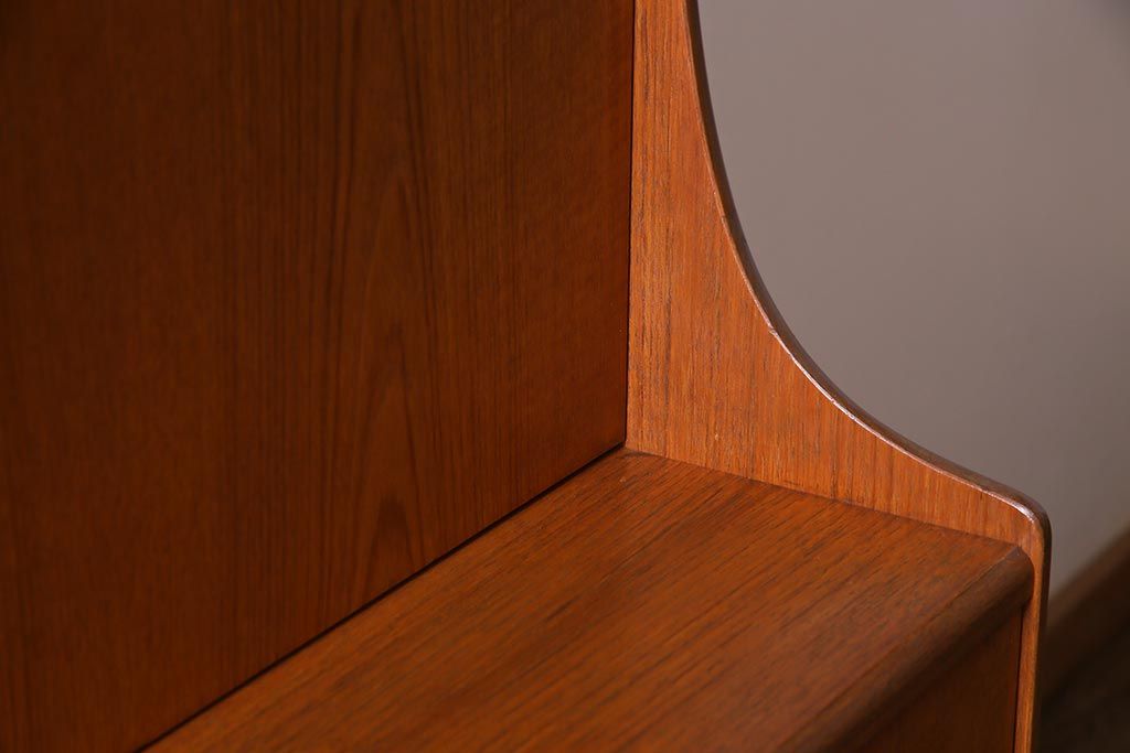 ヴィンテージ家具　チーク材　北欧家具ならではの温かみが魅力的なサイドボード(収納棚、カップボード、リビングボード、ビンテージ)(R-037986)