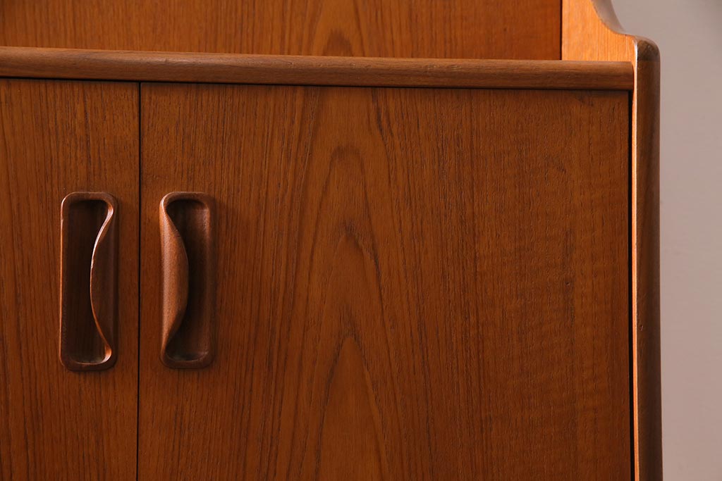 ヴィンテージ家具　チーク材　北欧家具ならではの温かみが魅力的なサイドボード(収納棚、カップボード、リビングボード、ビンテージ)(R-037986)