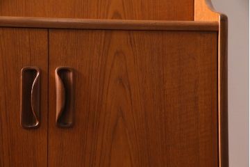 ヴィンテージ家具　チーク材　北欧家具ならではの温かみが魅力的なサイドボード(収納棚、カップボード、リビングボード、ビンテージ)(R-037986)