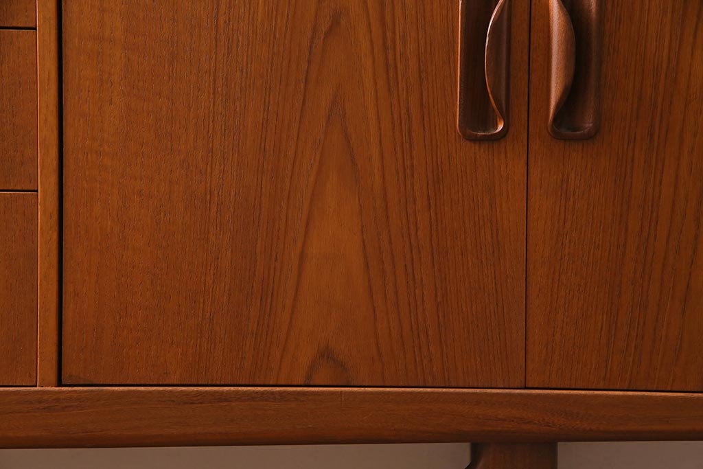 ヴィンテージ家具　チーク材　北欧家具ならではの温かみが魅力的なサイドボード(収納棚、カップボード、リビングボード、ビンテージ)(R-037986)