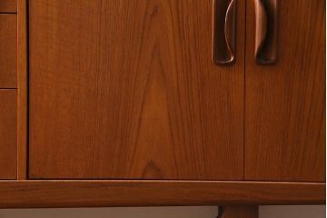 ヴィンテージ家具　チーク材　北欧家具ならではの温かみが魅力的なサイドボード(収納棚、カップボード、リビングボード、ビンテージ)(R-037986)