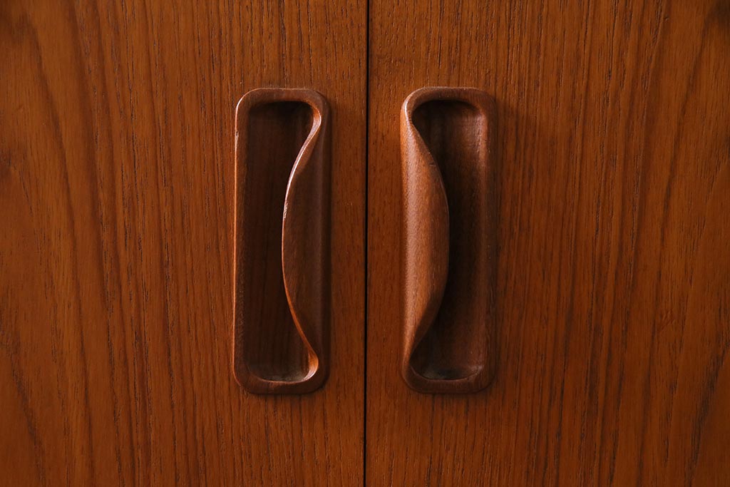 ヴィンテージ家具　チーク材　北欧家具ならではの温かみが魅力的なサイドボード(収納棚、カップボード、リビングボード、ビンテージ)(R-037986)