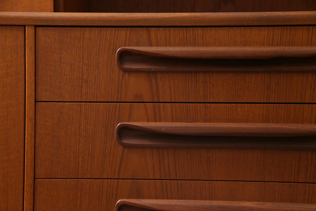 ヴィンテージ家具　チーク材　北欧家具ならではの温かみが魅力的なサイドボード(収納棚、カップボード、リビングボード、ビンテージ)(R-037986)