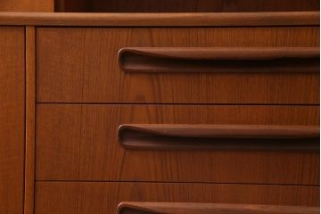 ヴィンテージ家具　チーク材　北欧家具ならではの温かみが魅力的なサイドボード(収納棚、カップボード、リビングボード、ビンテージ)(R-037986)