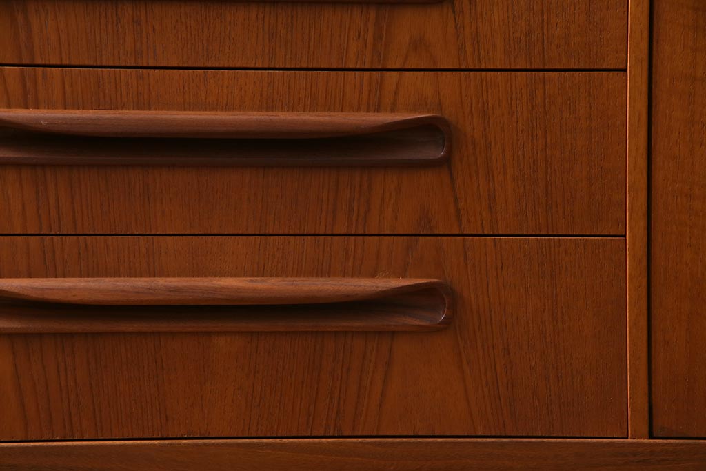 ヴィンテージ家具　チーク材　北欧家具ならではの温かみが魅力的なサイドボード(収納棚、カップボード、リビングボード、ビンテージ)(R-037986)