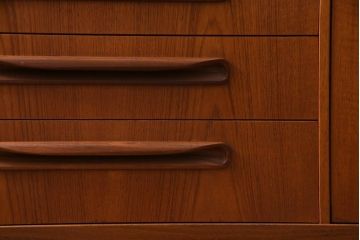 ヴィンテージ家具　チーク材　北欧家具ならではの温かみが魅力的なサイドボード(収納棚、カップボード、リビングボード、ビンテージ)(R-037986)