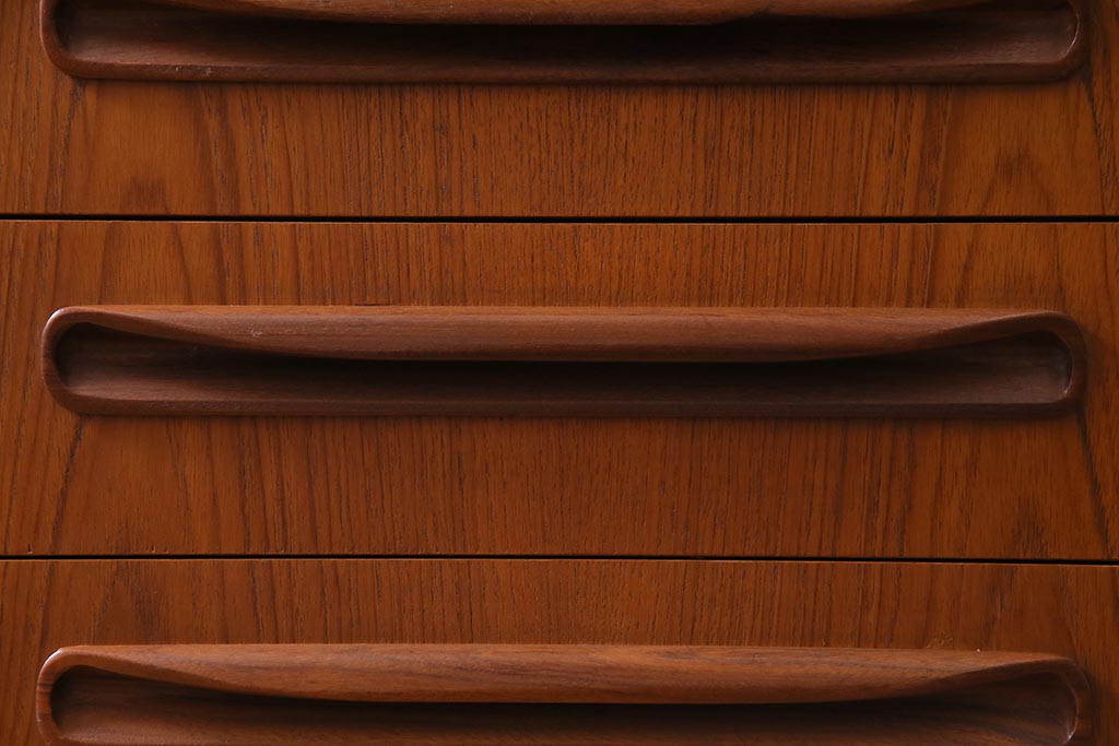 ヴィンテージ家具　チーク材　北欧家具ならではの温かみが魅力的なサイドボード(収納棚、カップボード、リビングボード、ビンテージ)(R-037986)