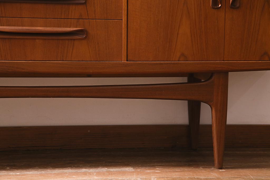 ヴィンテージ家具　チーク材　北欧家具ならではの温かみが魅力的なサイドボード(収納棚、カップボード、リビングボード、ビンテージ)(R-037986)