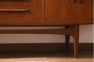 ヴィンテージ家具　チーク材　北欧家具ならではの温かみが魅力的なサイドボード(収納棚、カップボード、リビングボード、ビンテージ)(R-037986)