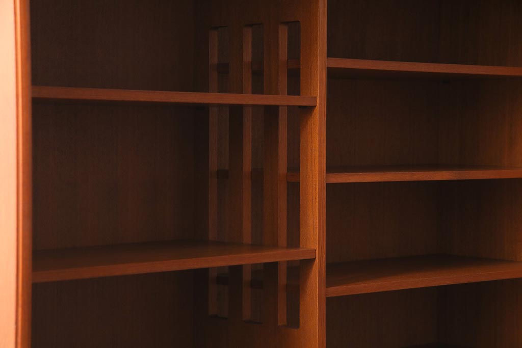 ビンテージ家具　ジャパンビンテージ　チーク材　シンプルモダンなキャビネット(収納棚、戸棚、飾り棚)(R-037987)