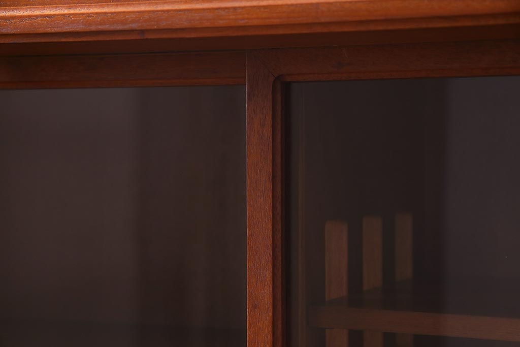 ビンテージ家具　ジャパンビンテージ　チーク材　シンプルモダンなキャビネット(収納棚、戸棚、飾り棚)(R-037987)