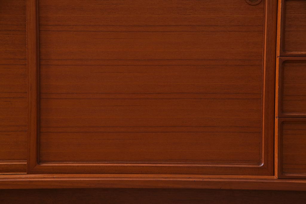 ビンテージ家具　ジャパンビンテージ　チーク材　シンプルモダンなキャビネット(収納棚、戸棚、飾り棚)(R-037987)