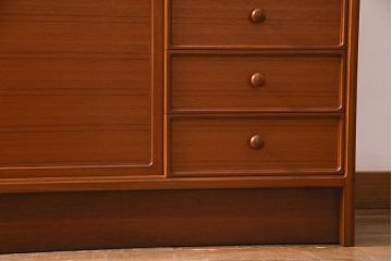 ビンテージ家具　ジャパンビンテージ　チーク材　シンプルモダンなキャビネット(収納棚、戸棚、飾り棚)(R-037987)