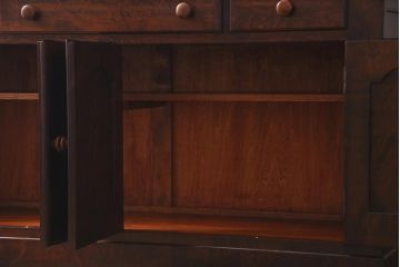 ビンテージ家具　松本民芸家具　中古　シックなデザインが魅力のF型食器棚(カップボード、キャビネット、収納棚、ヴィンテージ)(定価83万5千円)(R-037989)