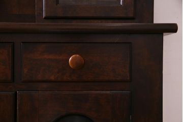 ビンテージ家具　松本民芸家具　中古　シックなデザインが魅力のF型食器棚(カップボード、キャビネット、収納棚、ヴィンテージ)(定価83万5千円)(R-037989)