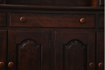 ビンテージ家具　松本民芸家具　中古　シックなデザインが魅力のF型食器棚(カップボード、キャビネット、収納棚、ヴィンテージ)(定価83万5千円)(R-037989)