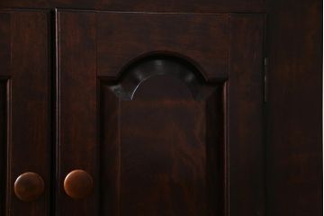 ビンテージ家具　松本民芸家具　中古　シックなデザインが魅力のF型食器棚(カップボード、キャビネット、収納棚、ヴィンテージ)(定価83万5千円)(R-037989)