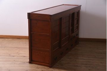 新古品　民芸家具　ニレ無垢材　5尺　重厚感と上品さを醸し出す水屋箪笥(収納棚、キャビネット)(R-037990)
