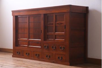 新古品　民芸家具　ニレ無垢材　5尺　重厚感と上品さを醸し出す水屋箪笥(収納棚、キャビネット)(R-037990)