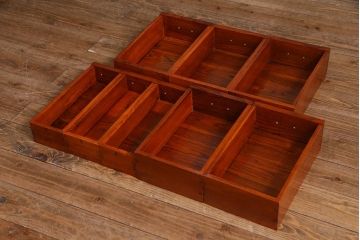 新古品　民芸家具　ニレ無垢材　5尺　重厚感と上品さを醸し出す水屋箪笥(収納棚、キャビネット)(R-037990)