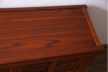 新古品　民芸家具　ニレ無垢材　5尺　重厚感と上品さを醸し出す水屋箪笥(収納棚、キャビネット)(R-037990)