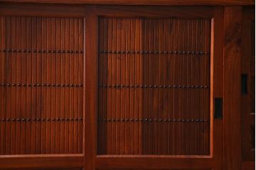 新古品　民芸家具　ニレ無垢材　5尺　重厚感と上品さを醸し出す水屋箪笥(収納棚、キャビネット)(R-037990)