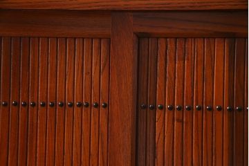 新古品　民芸家具　ニレ無垢材　5尺　重厚感と上品さを醸し出す水屋箪笥(収納棚、キャビネット)(R-037990)