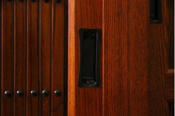 新古品　民芸家具　ニレ無垢材　5尺　重厚感と上品さを醸し出す水屋箪笥(収納棚、キャビネット)(R-037990)