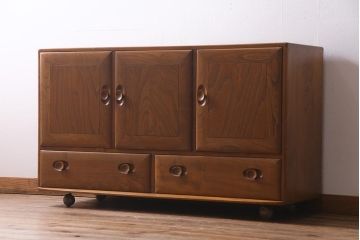 ヴィンテージ家具　イギリスビンテージ　楡材　ERCOL(アーコール)　温もり溢れるキャスター付きサイドボード(収納棚、キャビネット)(R-037991)