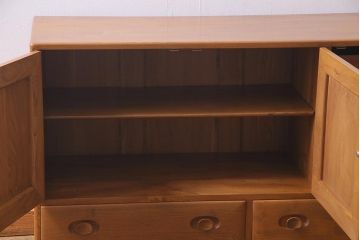 ヴィンテージ家具　イギリスビンテージ　楡材　ERCOL(アーコール)　温もり溢れるキャスター付きサイドボード(収納棚、キャビネット)(R-037991)