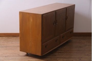 ヴィンテージ家具　イギリスビンテージ　楡材　ERCOL(アーコール)　温もり溢れるキャスター付きサイドボード(収納棚、キャビネット)(R-037991)