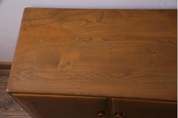 ヴィンテージ家具　イギリスビンテージ　楡材　ERCOL(アーコール)　温もり溢れるキャスター付きサイドボード(収納棚、キャビネット)(R-037991)