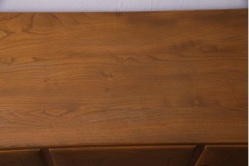ヴィンテージ家具　イギリスビンテージ　楡材　ERCOL(アーコール)　温もり溢れるキャスター付きサイドボード(収納棚、キャビネット)(R-037991)