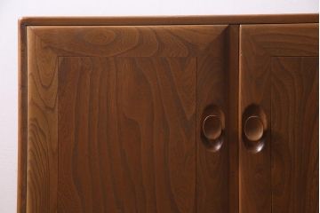 ヴィンテージ家具　イギリスビンテージ　楡材　ERCOL(アーコール)　温もり溢れるキャスター付きサイドボード(収納棚、キャビネット)(R-037991)