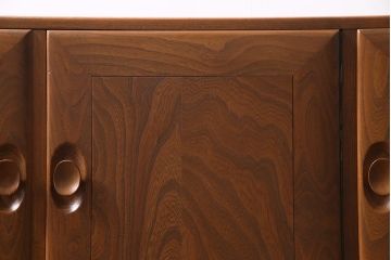 ヴィンテージ家具　イギリスビンテージ　楡材　ERCOL(アーコール)　温もり溢れるキャスター付きサイドボード(収納棚、キャビネット)(R-037991)