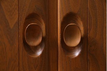ヴィンテージ家具　イギリスビンテージ　楡材　ERCOL(アーコール)　温もり溢れるキャスター付きサイドボード(収納棚、キャビネット)(R-037991)