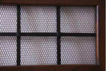 アンティーク建具　総ケヤキ材　亀甲金網　渋い和の空間づくりにおすすめな鉄格子付き蔵戸(引き戸、建具、玄関戸)(R-037995)