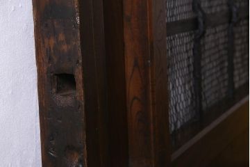 アンティーク建具　総ケヤキ材　亀甲金網　渋い和の空間づくりにおすすめな鉄格子付き蔵戸(引き戸、建具、玄関戸)(R-037995)