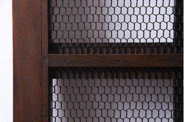 アンティーク建具　総ケヤキ材　亀甲金網　渋い和の空間づくりにおすすめな鉄格子付き蔵戸(引き戸、建具、玄関戸)(R-037995)