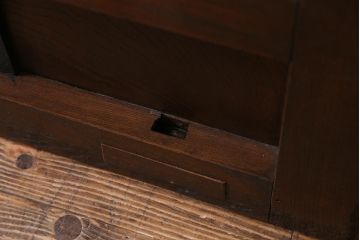 アンティーク建具　総ケヤキ材　亀甲金網　渋い和の空間づくりにおすすめな鉄格子付き蔵戸(引き戸、建具、玄関戸)(R-037995)