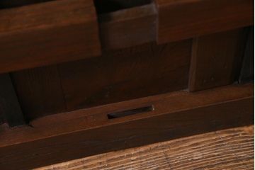 アンティーク建具　総ケヤキ材　亀甲金網　渋い和の空間づくりにおすすめな鉄格子付き蔵戸(引き戸、建具、玄関戸)(R-037995)