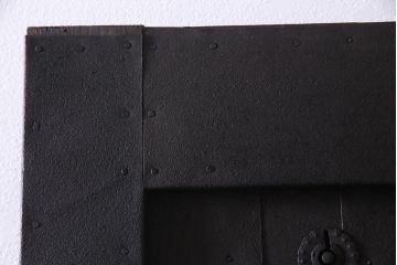 アンティーク建具　激レア　使い込まれた渋さが魅力的な鉄板付き蔵戸(鉄扉、引き戸、玄関戸)(R-037996)