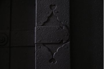 アンティーク建具　激レア　使い込まれた渋さが魅力的な鉄板付き蔵戸(鉄扉、引き戸、玄関戸)(R-037996)