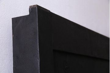 アンティーク建具　激レア　使い込まれた渋さが魅力的な鉄板付き蔵戸(鉄扉、引き戸、玄関戸)(R-037996)